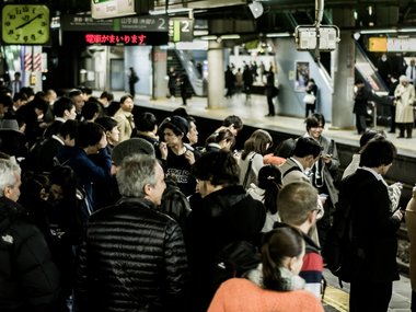 Menschen in der U-Bahn von Tokio in Japan.