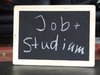 Auf einer kleiner Tafel stehen, mit Kreide geschrieben, die Worte Job und Studium.