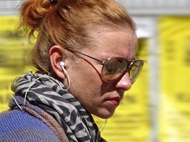 Lerntipps: Einen junge Frau mit Kopfhörern symolisiert den auditiven Lerntyp.