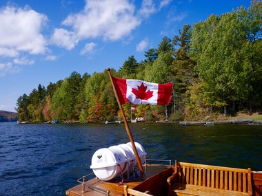 Eine kanadische Flagge an einem Boot auf einem See.