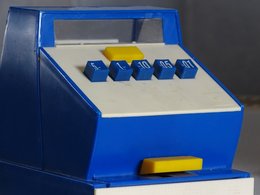 Eine blaue Spielzeugkasse aus Plastik mit Tasten und Zahlen.