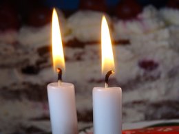 Zwei weiße, brennende Kerzen.