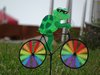 Ein buntes Windspiel mit einer Schildkröte auf einem Fahrrad.