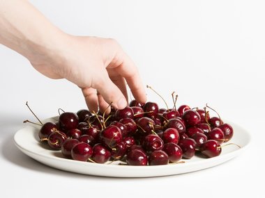 Ein Teller voll Kirschen im Büro stärkt die Mitarbeitergesundheit.