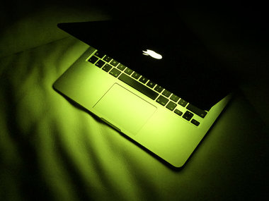 Kreditkarten: Ein Laptop im Halbdunkeln symbolisiert die Gefahr durch Hacker im Internet  