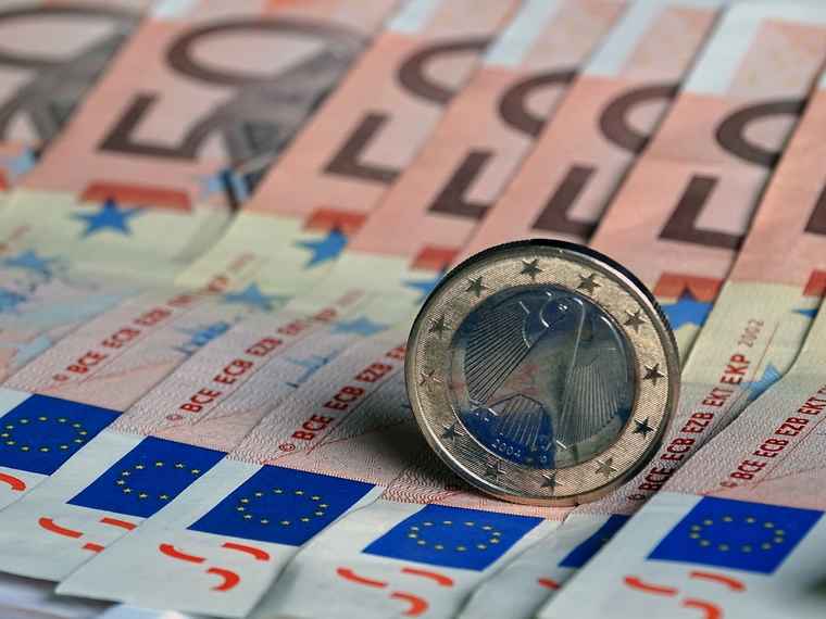 Zahlreiche 50 Euro Geldscheine symbolisieren das Thema der Autofinanzierung.