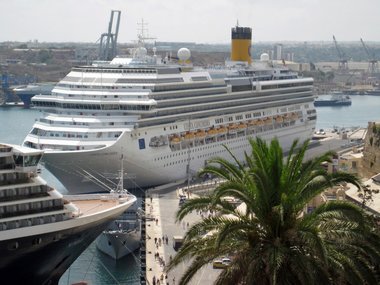 Touristik-Management: Ein angelegtes Kreuzfahrtschiff von der Rederei Costa in Malta.