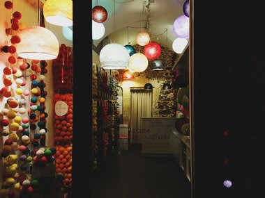 Ein Geschäft, indem man bunte Lampen kaufen kann.