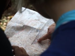 Ein Finger zeigt auf eine Landkarte.