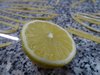Ein Zitrone auf einer marmorierten Küchenablage mit selbstgemachten Nudel, verschwommen im Hintergrund.
