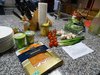 Diverse Zutaten zum Kochen liegen auf einer Küchenablage wie z.B. Lachs, Tomaten, Schmand...