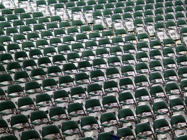 Arbeitgeberwahl: Ein Bild mit hunderten leerer, grüner Stühle.