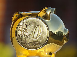 ZEB-Leitzins von null - Ein goldenes Sparschwein mit einer 0-Cent-Münze. 