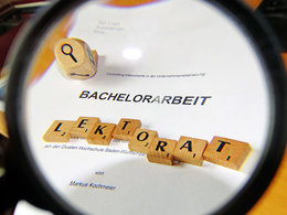 Auf dem Deckblatt einer Bachelorarbeit in BWL bilden Buchstaben das Wort "LEKTORAT"