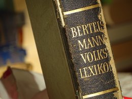 Ein Buchrücken von Bertelsmann mit dem Titel Volkslexikon.