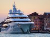 Das Bild zeigt als Symbol für Reichtum und eine ungleiche Vermögensverteilung die riesen Luxus-Yacht eines Milliardärs.