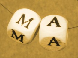 An Fäden hängen zwei Würfel mit den Buchstaben MA für Masterarbeit.