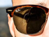 Markenbekanntheit: Das Bild zeigt einen Mann der einen Sonnenbrille der Marke Ray Ban trägt.