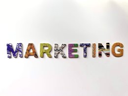 Bunte Buchstaben bilden das Wort "Marketing".