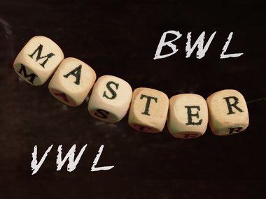 Buchstabenwürfel an einem Faden ergeben das Wort Master und auf einer Tafel stehen im Hintergrund die Abkürzungen BWL und VWL.