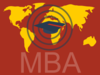 Die Graduation Cap mit Weltkarte im Hintergrund über den Buchstaben MBA.