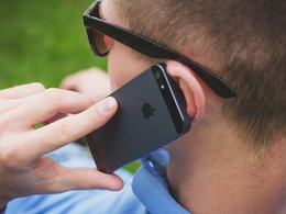 Ein Student telefoniert mit einem iPhone-Handy.