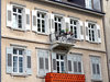 Mietnebenkosten: Das Bild zeigt eine Studenten-WG mit einem französischen Balkon in einem alten Wohnhaus.