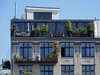 Wohnungssuche: Balkone der Mietwohnungen in einem mehrstöckigen Wohnhaus.