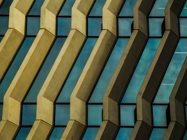 Ein geknicktes Muster an einer Hausfassade.