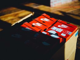 Ein Karton mit roten Schukartons von Nike.