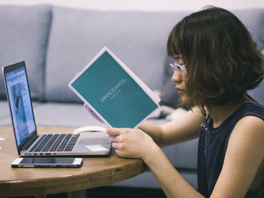 Ein geöffneter Laptop neben dem ein Handy liegt.