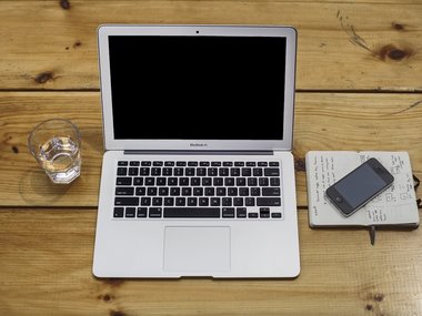 Mobiles Arbeiten zuhause am macbook mit Kaffee.