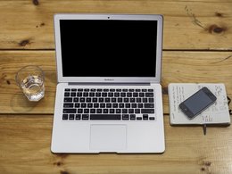 Mobiles Arbeiten zuhause am macbook mit Kaffee.