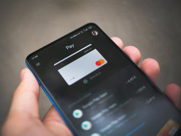 Mobile Payment: Das Bild zeigt wie gerade mit einem Handy per App elektronisch bezahlt wird.  