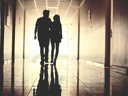 Liebe - Der Schatten eines Paares, die umarmt durch einen Tunnel gehen.