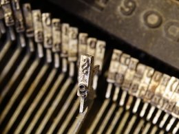 Gesetz und Recht - Das  Paragrafenzeichen einer Schreibmaschine ist angeschlagen.