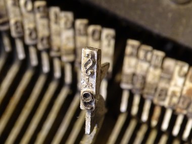 Anwalt, Recht und Gesetz - Das  Paragrafenzeichen einer Schreibmaschine ist angeschlagen.