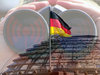 Petition für Digitalministerium in Deutschland: Blick durch ein Fernglas mit Wlan-Symbol auf den Bundestag in Berlin. 