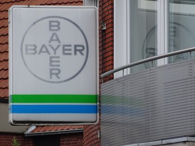 Bayer-Logo an einer Hauswand.