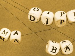  Wortspinnennetz - An Fäden hängen mehrere kleine Würfel mit Buchstaben, die Hochschulabschlüsse: PHD, BA, DR, MA und DIPL vor grauem Hintergrund zeigen.