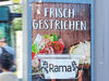 Werbeplakat für Rama Margarine mit dem Slogan "Frisch gestrichen" neben einem Butterbrot.