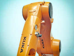 Ein Produktionsroboter symbolisiert das Thema der Qualitätskontrolle in automatiserten Produktionsprozessen.