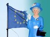 Wackelpuppe Queen Elizabeth II. winkt und neben ihr weht eine zerrissene EU-Flagge.