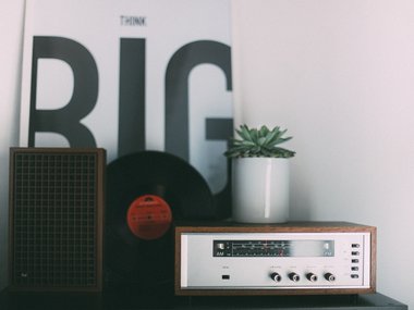 Ein Radio steht auf einem Board mit einer Schallplatte, einem Setskasten und einem Poster mit der Aufschrift big.