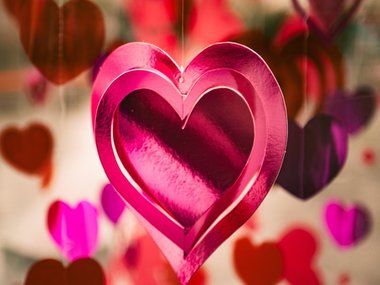 Ratgeber-Liebe: Ein Mobile aus roten, rosa und pinken Herzen.