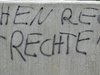 Auf Beton steht mit einer Sprühdose geschrieben der Schriftzug Rechte.
