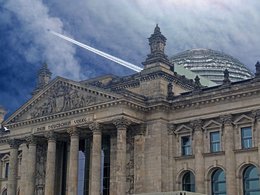 Der Reichstag mit dem Bundestag in Berlin. 