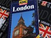 Ein Reiseführer von London liegt auf einem Bild mit englischen Flaggen.