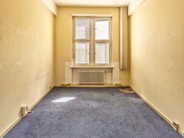 Zimmer - Ein leer geräumter Raum mit Fenster und Teppichboden muß beim Umzug renoviert werden.