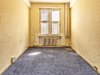 Zimmer - Ein leer geräumter Raum mit Fenster und Teppichboden muß beim Umzug renoviert werden.